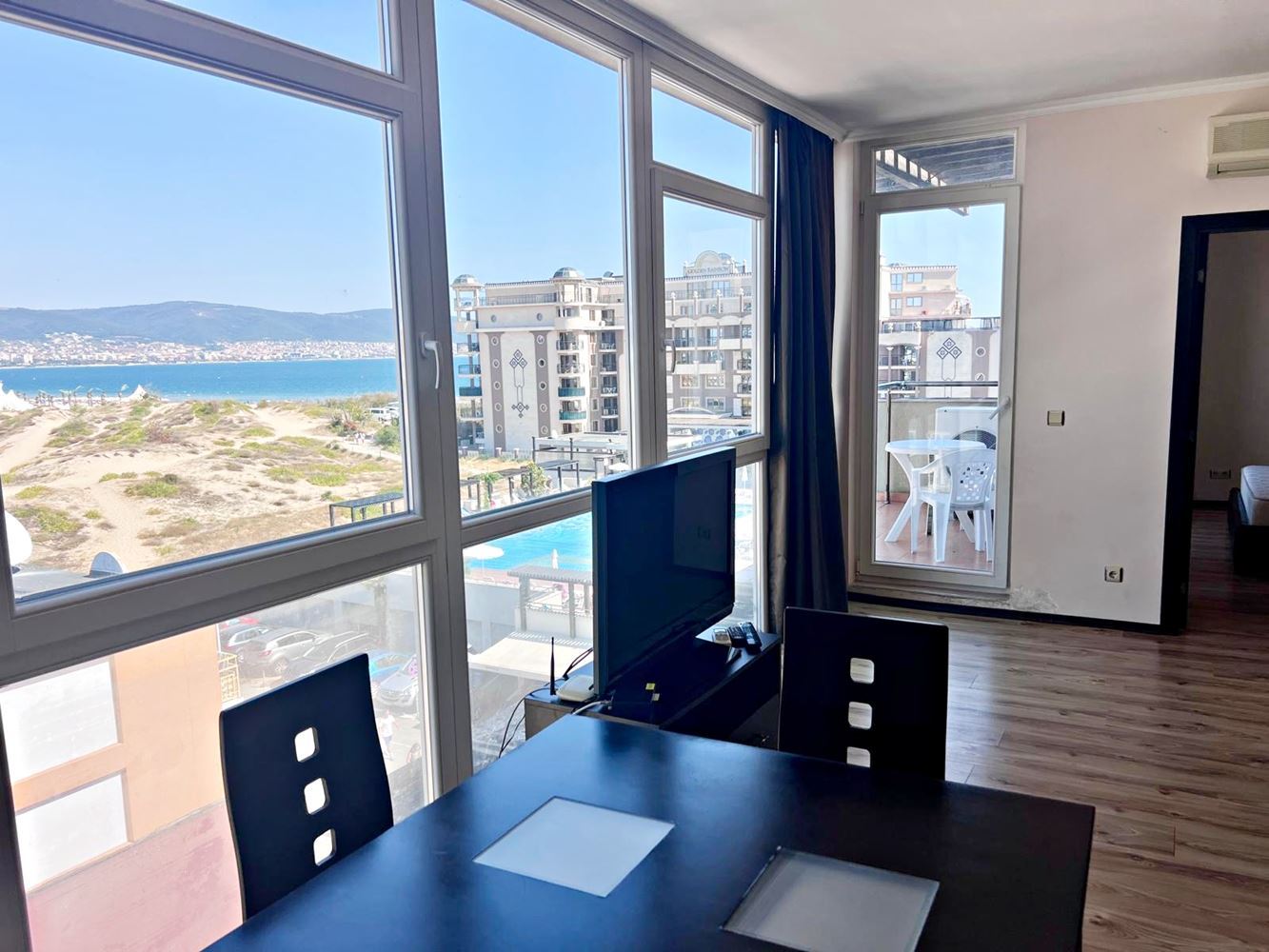 Zweizimmerwohnung mit Panoramablick auf das Meer in erster Meereslinie – geräumige Wohnung in Sonnenstrand