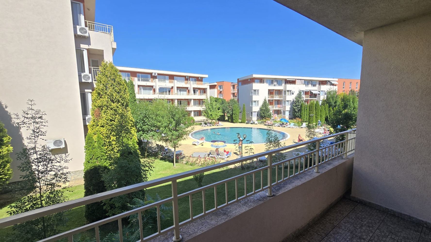 Helles Studio mit Poolblick in einer modernen Wohnanlage in Sonnenstrand