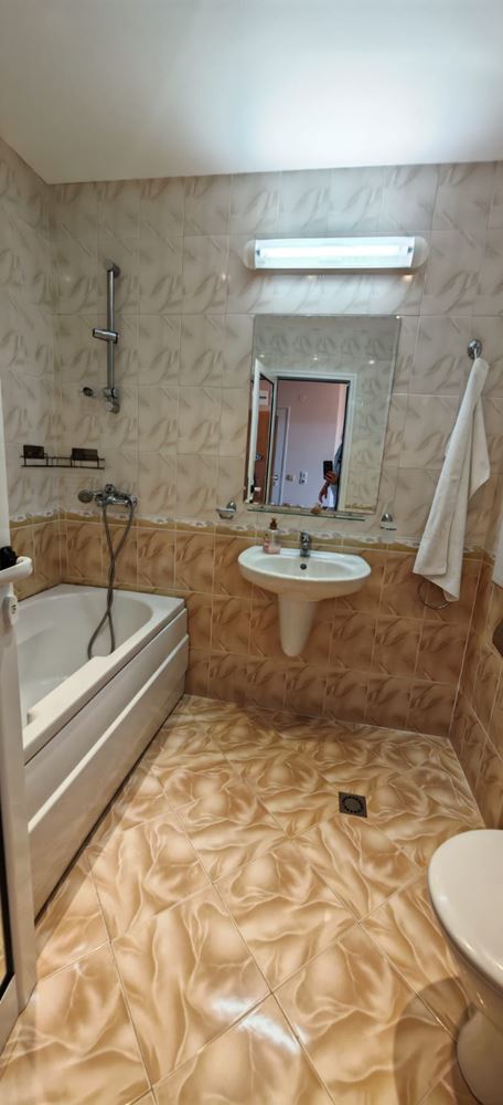Drei-Zimmer-Wohnung 200 m vom Meer entfernt in Sveti Vlas mit zwei Terrassen und teilweise Meerblick