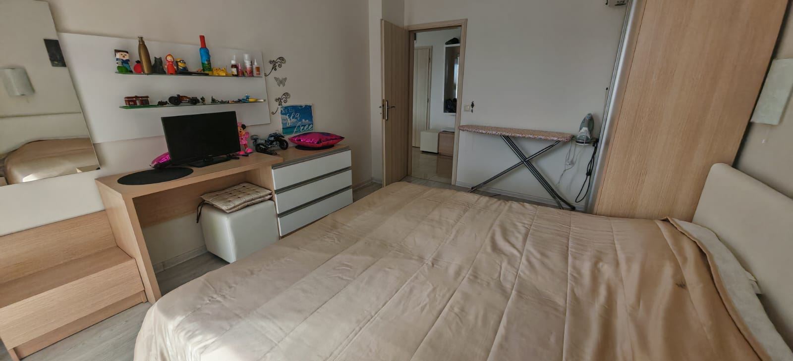 Drei-Zimmer-Wohnung mit Blick auf die Pools und teilweisem Meerblick, 200 Meter vom Strand entfernt in Sveti Vlas
