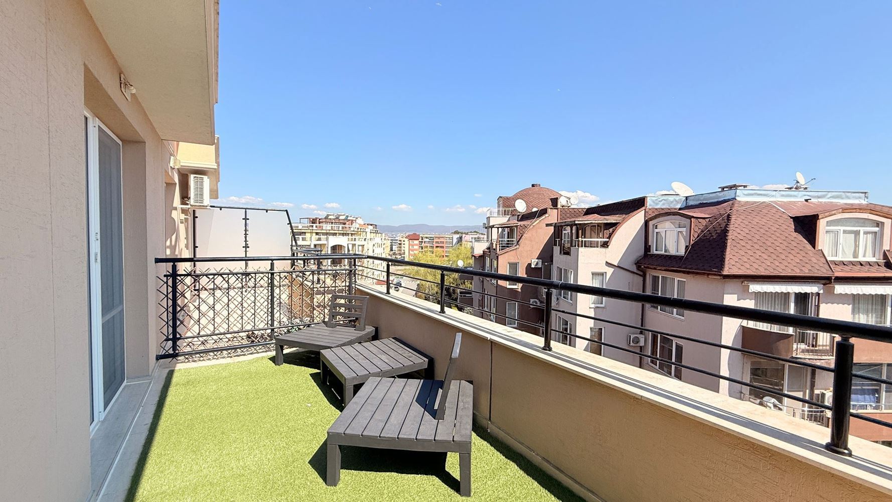 Luxuriöse Maisonette-Wohnung mit drei Schlafzimmern im Herzen von Sonnenstrand – Raum, Stil und Komfort auf zwei Ebenen