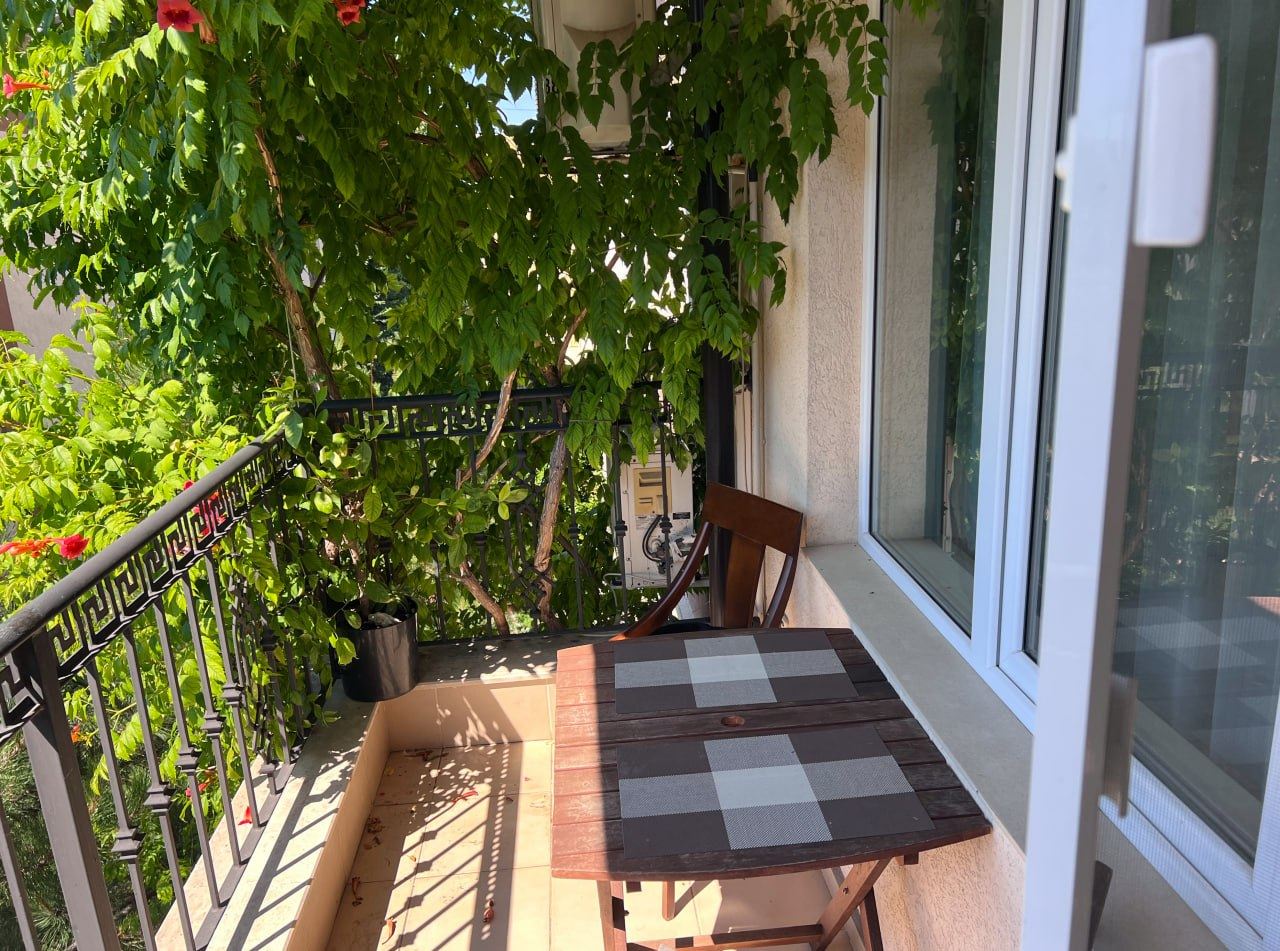Geräumige Drei-Schlafzimmer-Wohnung mit Panoramablick auf das Meer nur 50 Meter vom Strand entfernt – niedrige Instandhaltungsgebühr!