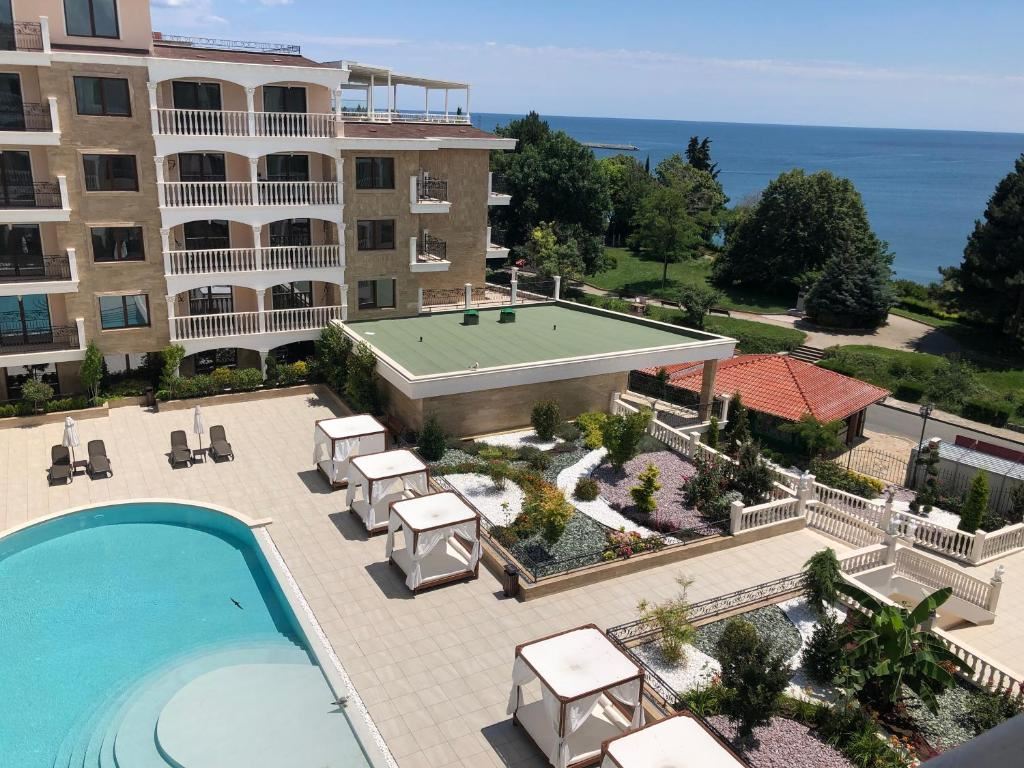 Neue 2-Zimmer-Wohnung mit Pool- und Meerblick in einem luxuriösen First-Line-Komplex in Nessebar