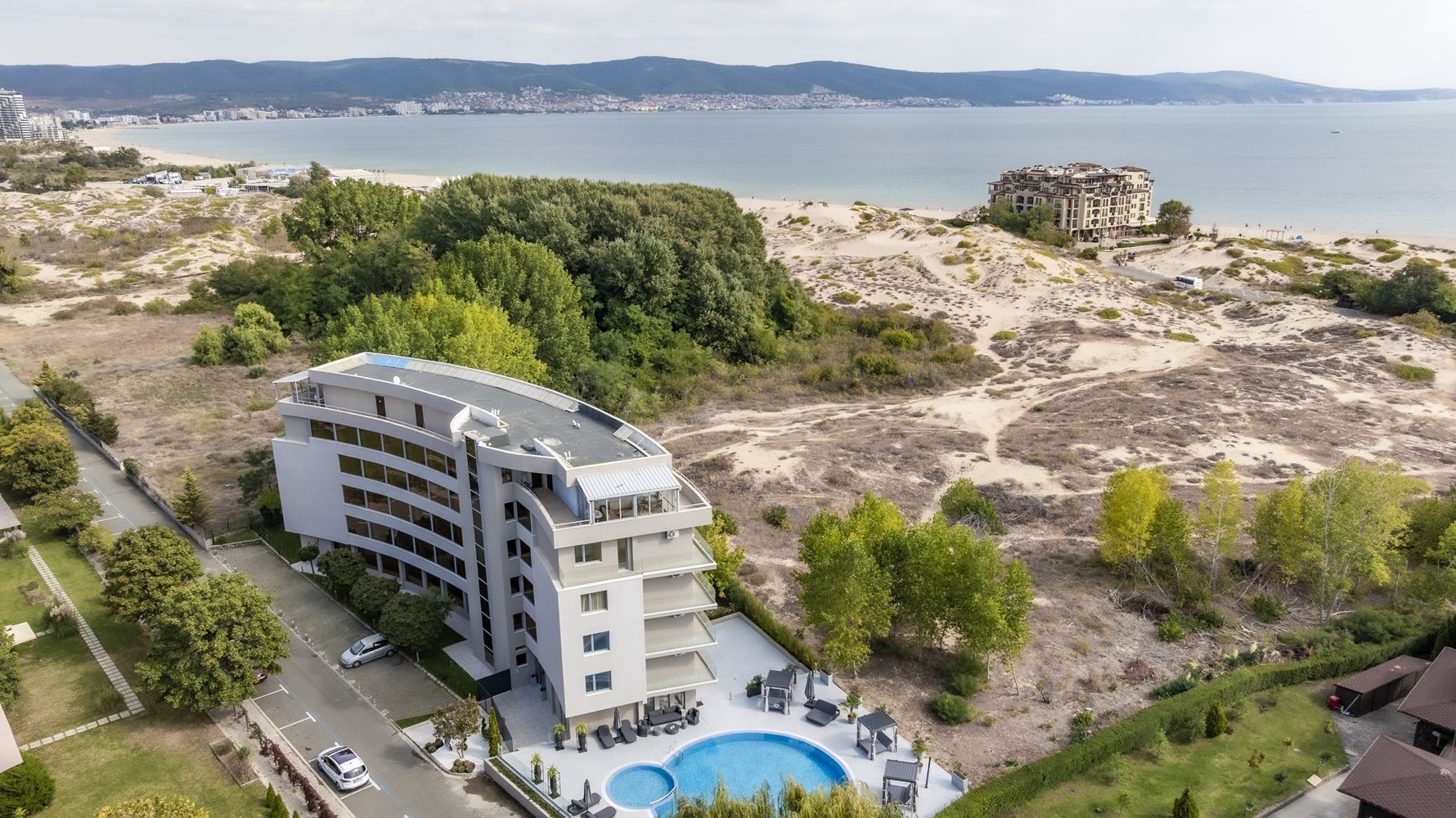 Erste Meereslinie in Sonnenstrand – geräumige 2-Zimmer-Wohnung mit Blick auf das Meer, die Berge und die Stadt