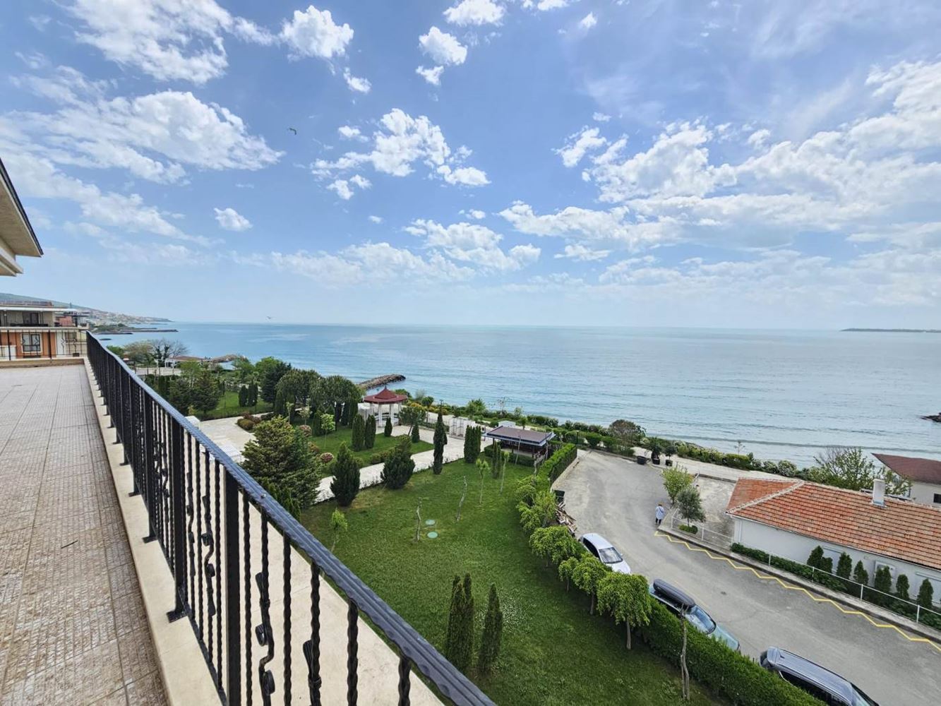 Sveti Vlas – Drei-Zimmer-Wohnung mit direktem Panoramablick auf das Meer in einer Anlage in erster Linie
