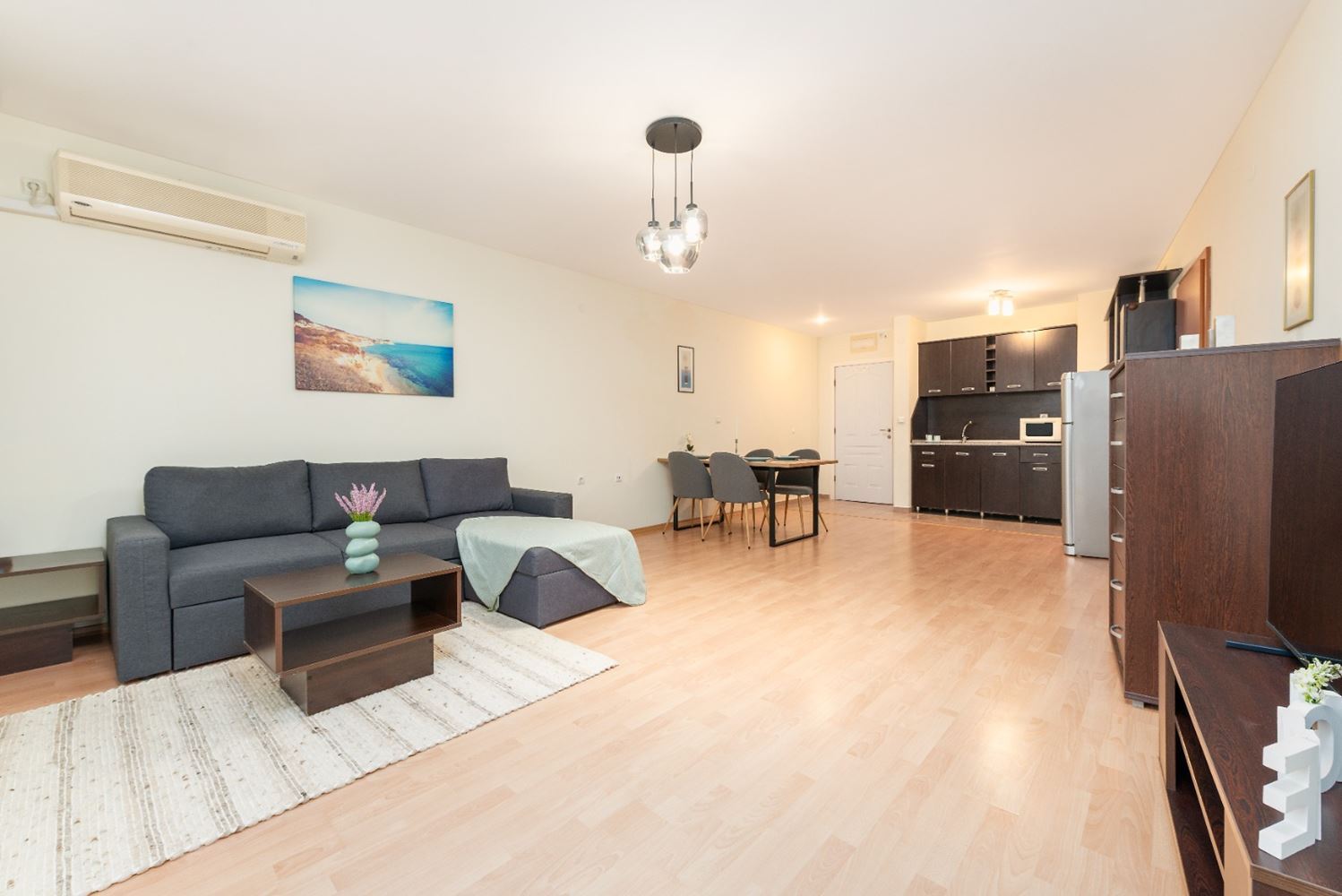 Stilvolles Zwei-Schlafzimmer-Apartment in erster Meereslinie mit direktem Meerblick in Sveti Vlas – Raum, Luxus und vollständige Annehmlichkeiten