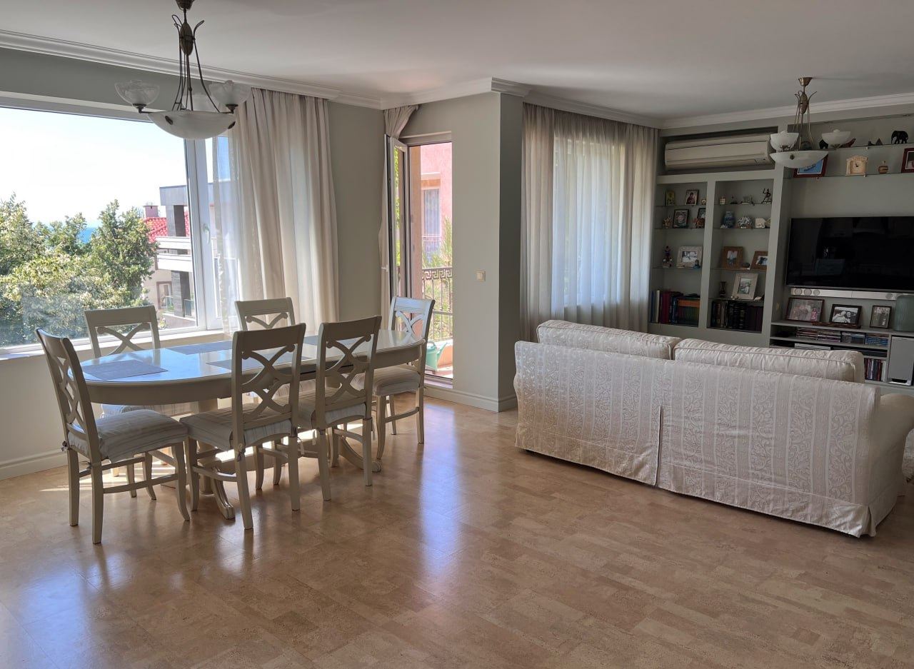 Geräumige Drei-Schlafzimmer-Wohnung mit Panoramablick auf das Meer nur 50 Meter vom Strand entfernt – niedrige Instandhaltungsgebühr!
