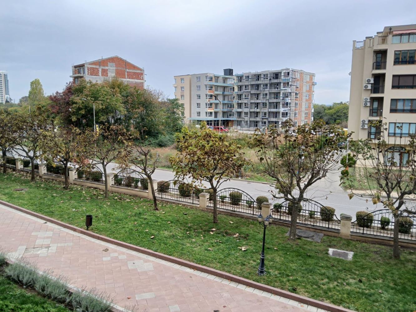 Attraktive Zwei-Zimmer-Wohnung in erster Meereslinie in Pomorie – Komfort, Swimmingpools und Spa-Angebote
