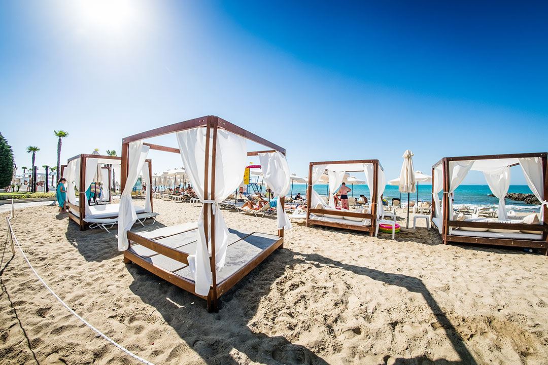 Möblierte Zwei-Zimmer-Wohnung direkt am Strand mit Meerblick in Elenite