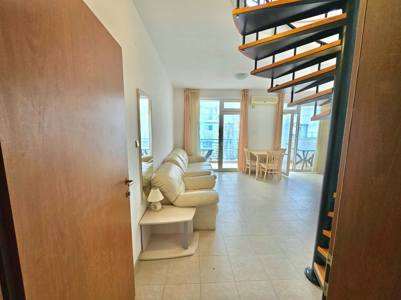 Großzügige Maisonettewohnung mit zwei Schlafzimmern und drei Balkonen in Sonnenstrand – Act 16, Haushaltsstrom und Poolblick