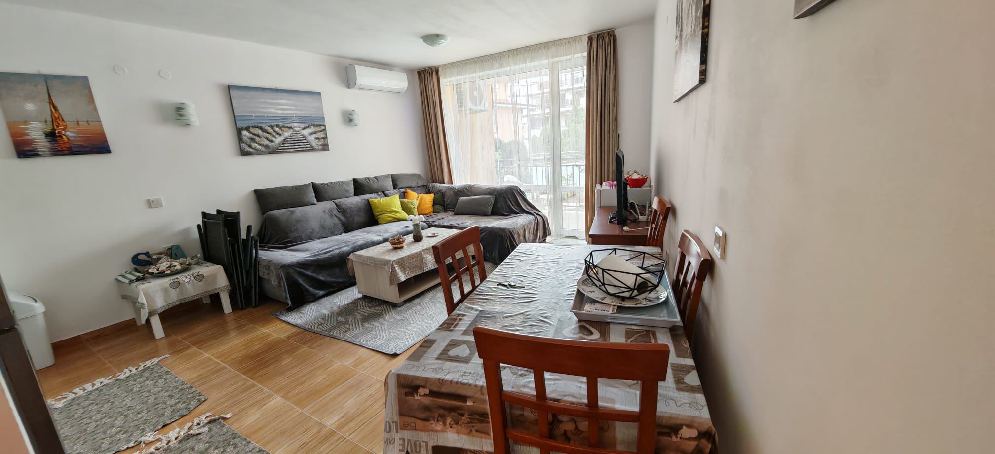 Geräumige Drei-Zimmer-Wohnung mit Blick auf den Pool und hervorragenden Annehmlichkeiten in der Anlage