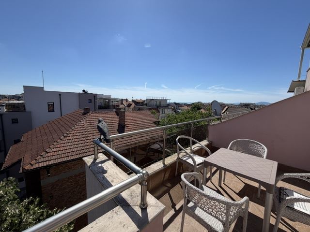 Geräumige Zwei-Zimmer-Wohnung mit Meerblick im Herzen von Sarafowo und der Möglichkeit zum Umbau in eine Drei-Zimmer-Wohnung
