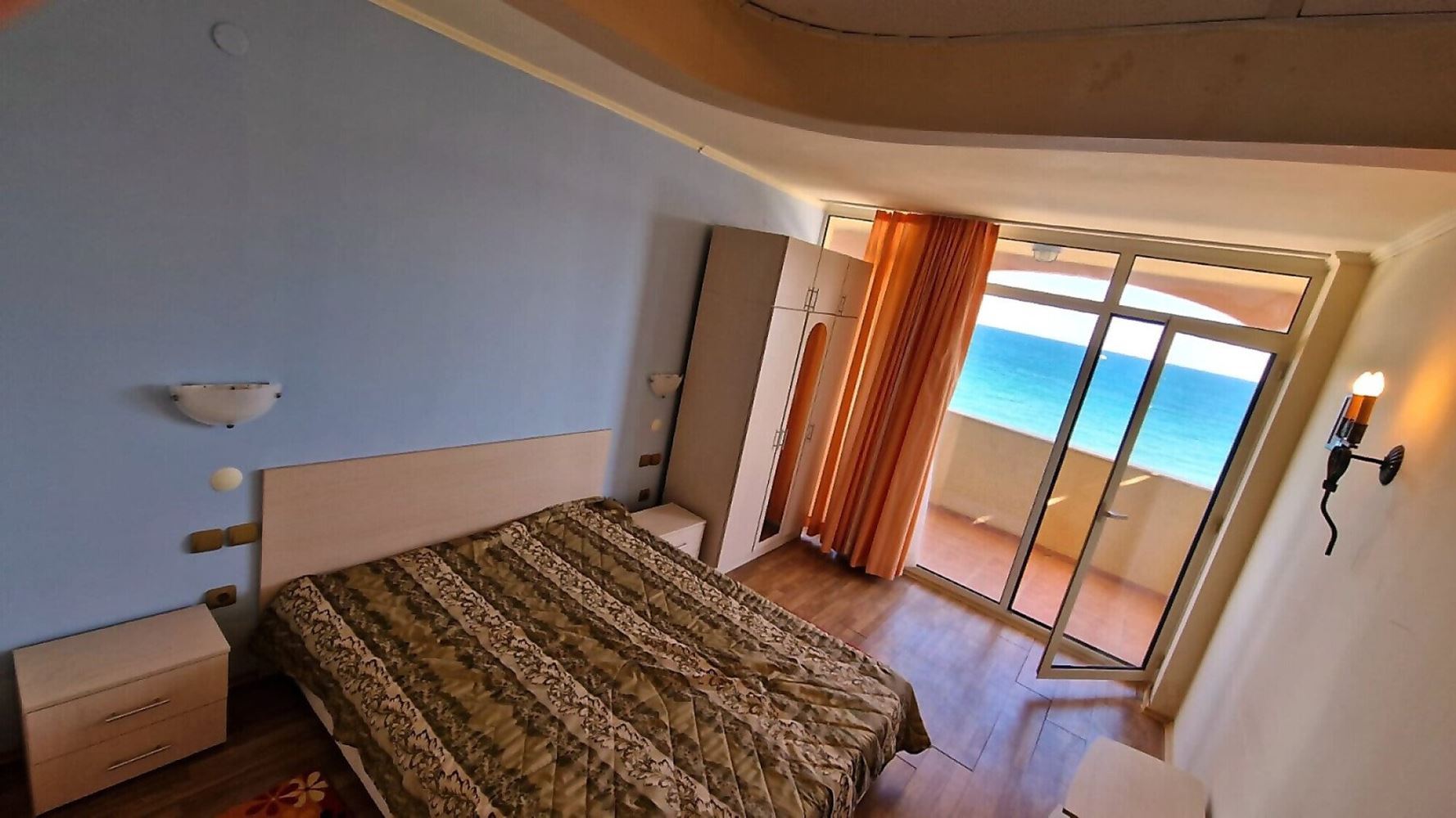 Wohnung mit einem Schlafzimmer und atemberaubendem Panoramablick auf das Meer in erster Meereslinie in Elenite