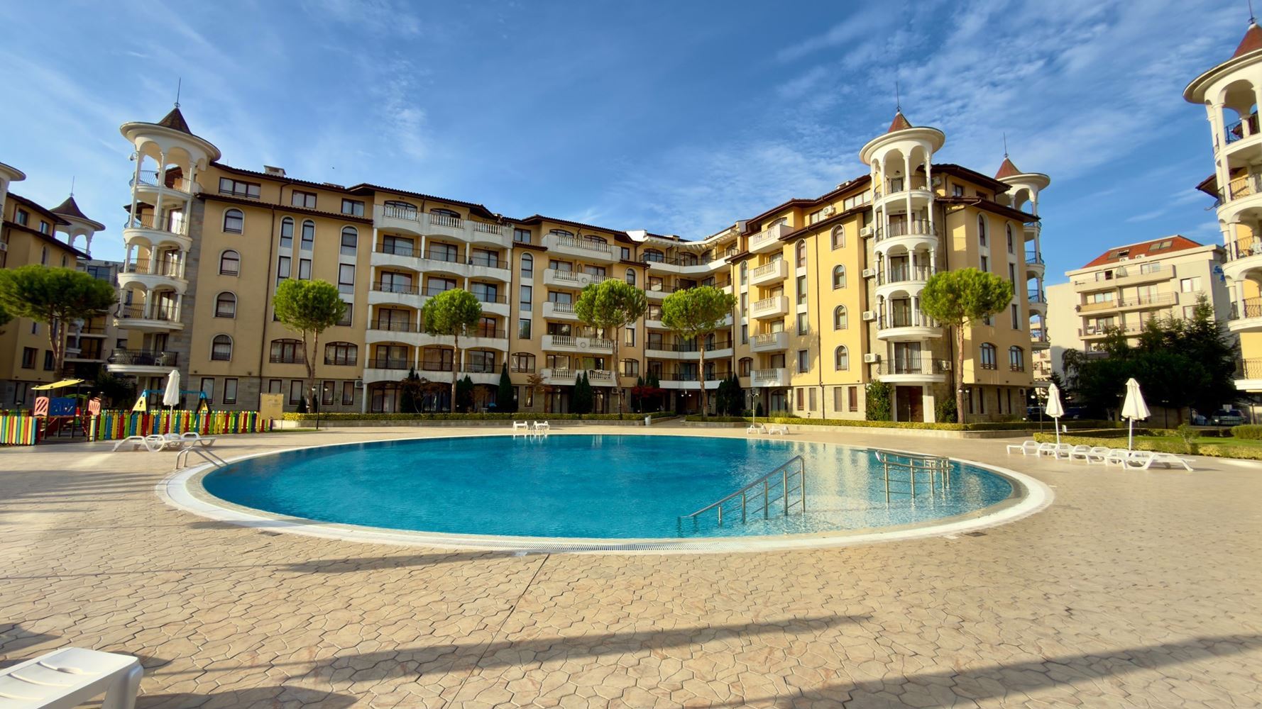 Geräumige Zweizimmerwohnung mit großer Terrasse und Poolblick in Sonnenstrand
