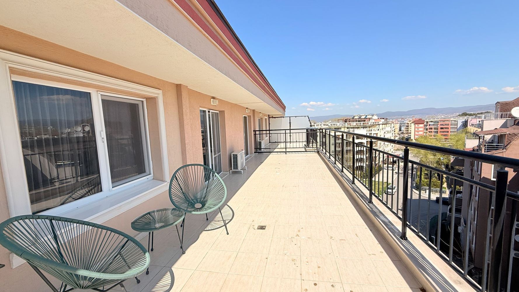 Luxuriöse Maisonette-Wohnung mit drei Schlafzimmern im Herzen von Sonnenstrand – Raum, Stil und Komfort auf zwei Ebenen