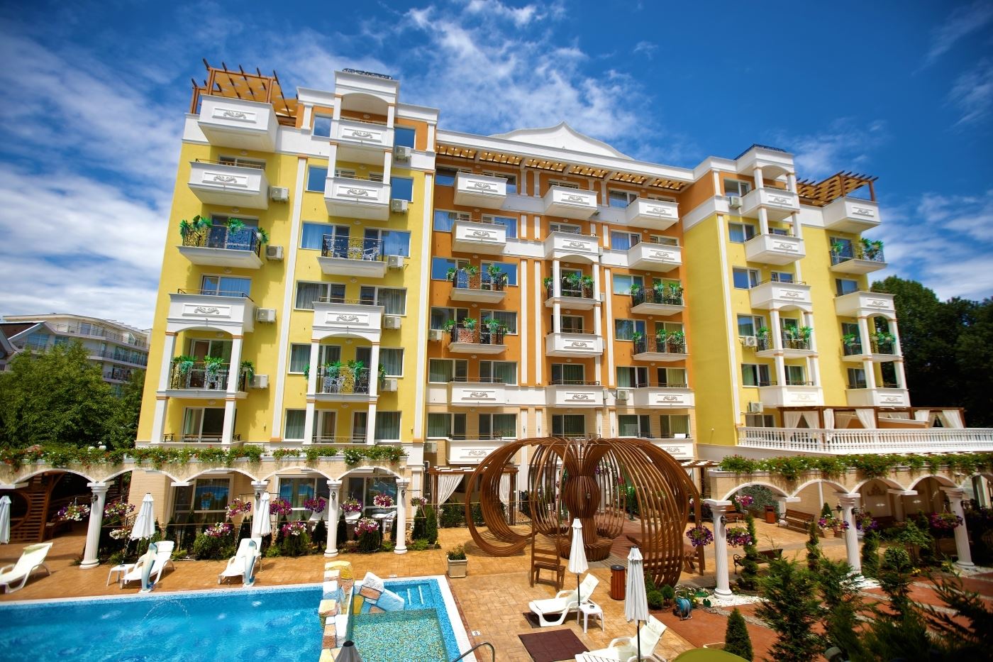 Sonnenstrand - Vollständig möblierte Wohnung mit zwei Balkonen und beeindruckender SPA-Infrastruktur