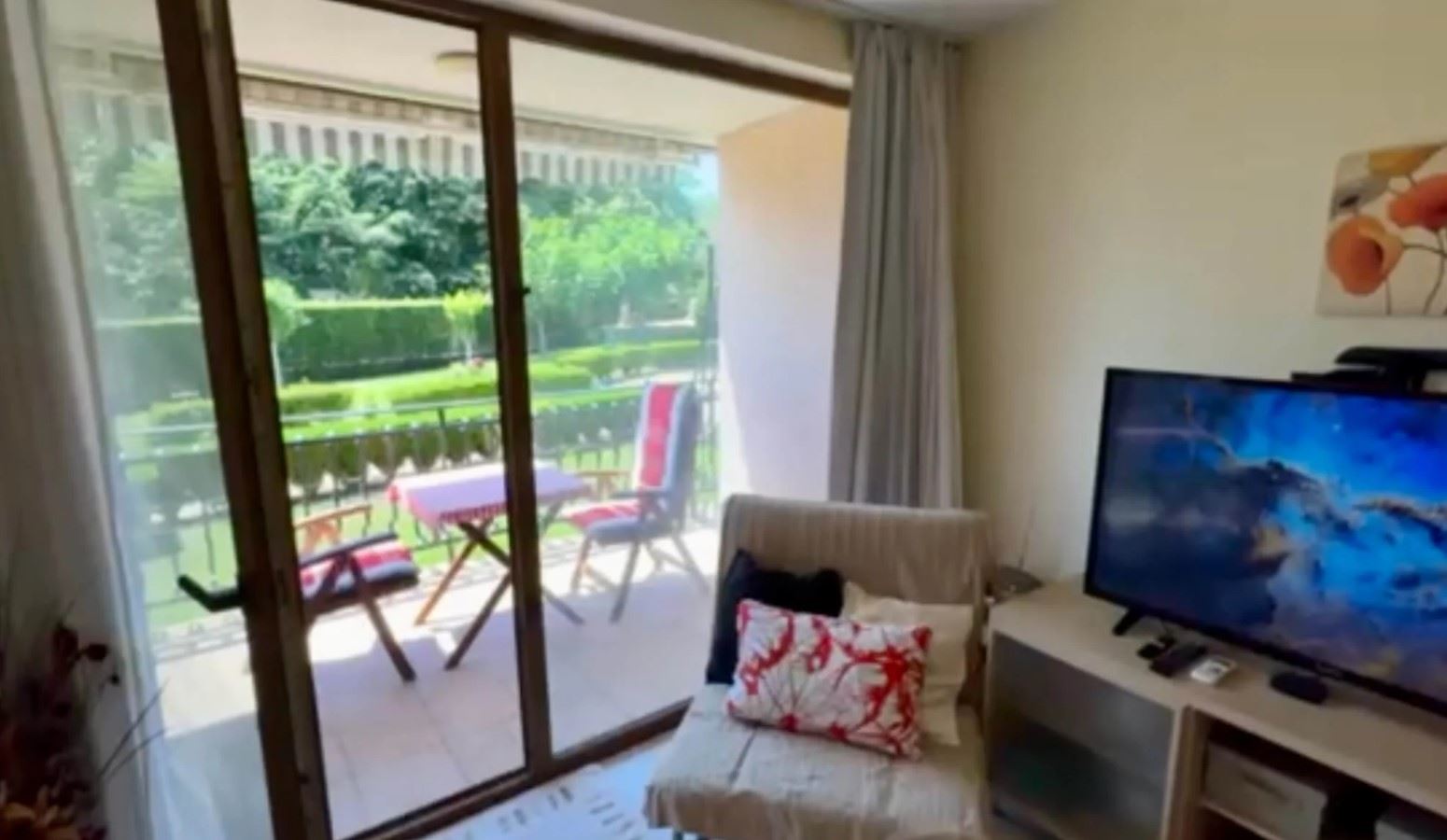 Geräumiges Apartment mit zwei Schlafzimmern in erster Meereslinie in Ravda – ein großzügiges Zuhause am Meer mit einzigartigem Ausblick