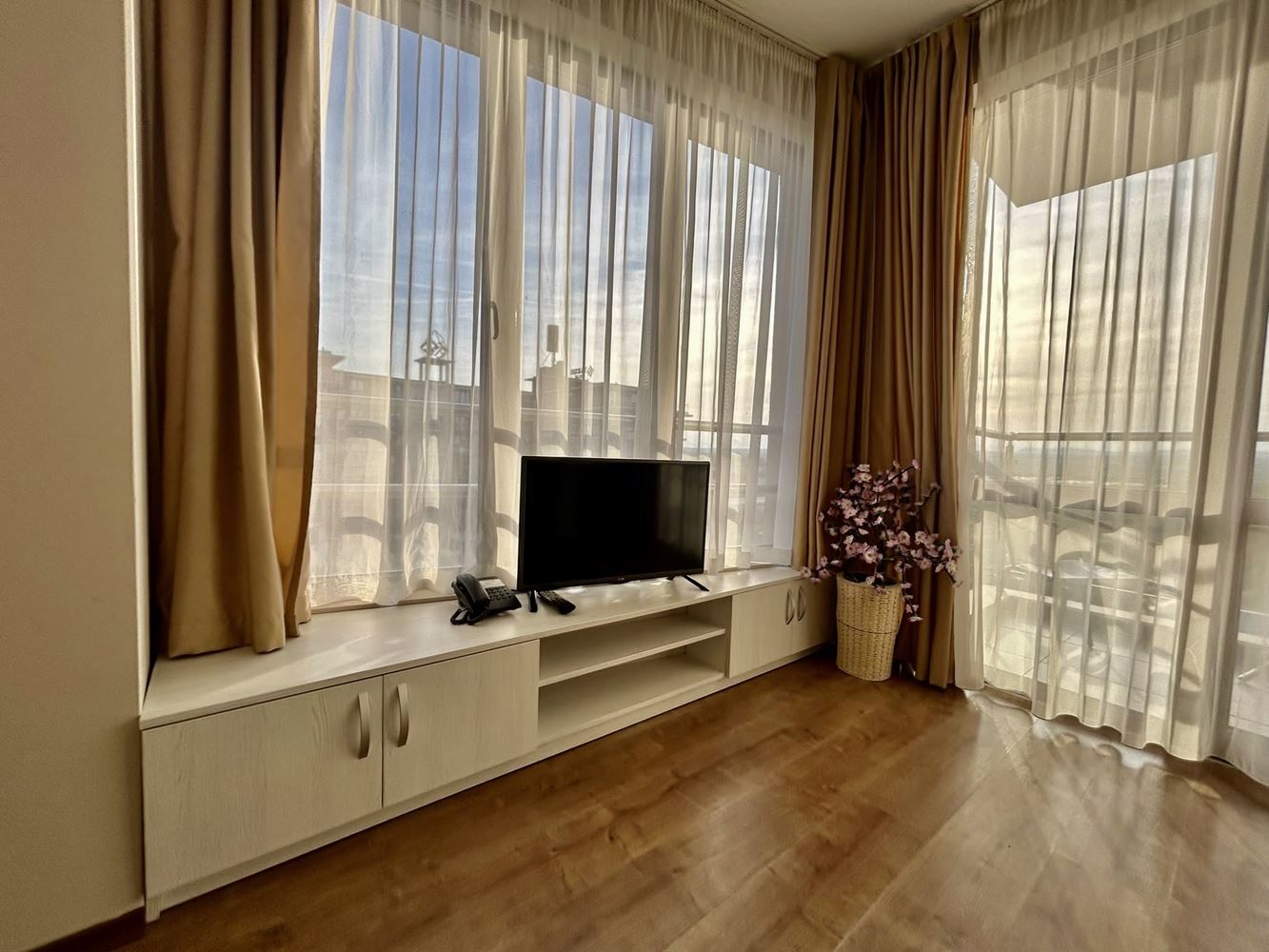 Zweizimmerwohnung mit Blick auf den Pool in einer Anlage mit umfangreicher Infrastruktur