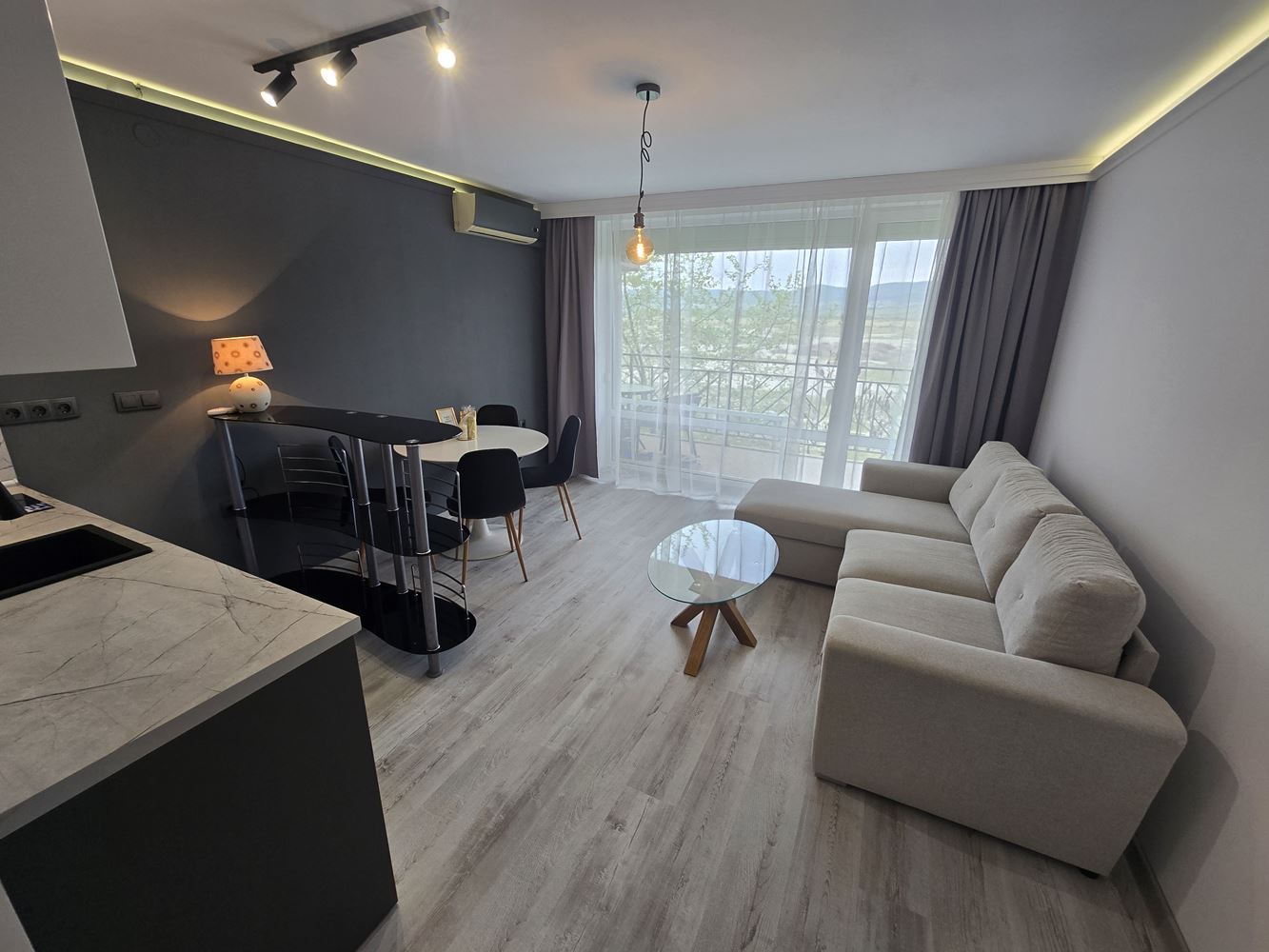 Modernes Studio mit neuer Renovierung und ruhigem Ausblick – ein perfekter Ort zur Erholung am Sonnenstrand