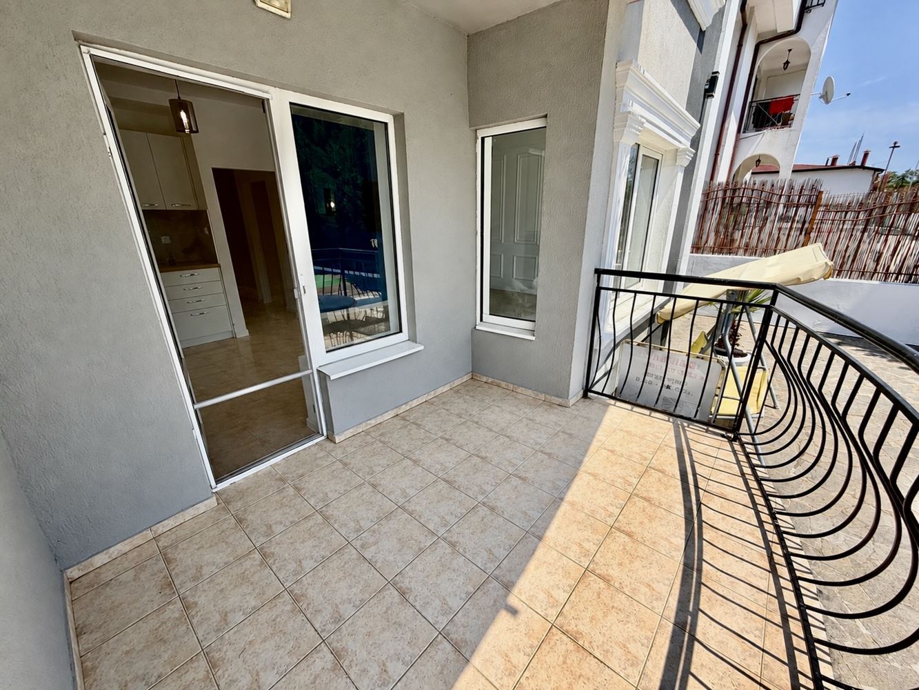 Stilvolle, modern möblierte Zweizimmerwohnung mit einem Schlafzimmer und Blick auf den Pool in Sveti Vlas