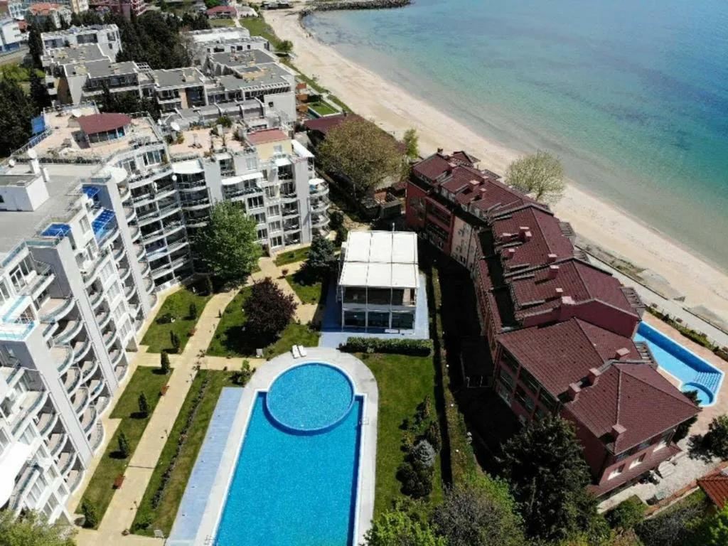 Luxus und Großzügigkeit direkt am Strand – 3-Zimmer-Wohnung in Ravda, nur 50 Meter vom Meer entfernt
