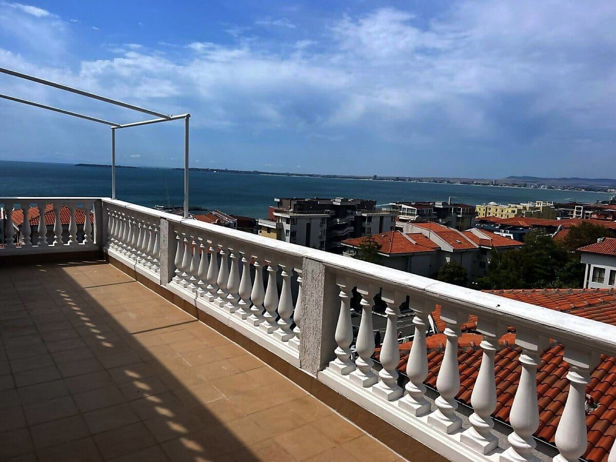 Geräumige Vier-Zimmer-Wohnung mit einzigartigem Panoramablick über die gesamte Bucht in Sveti Vlas