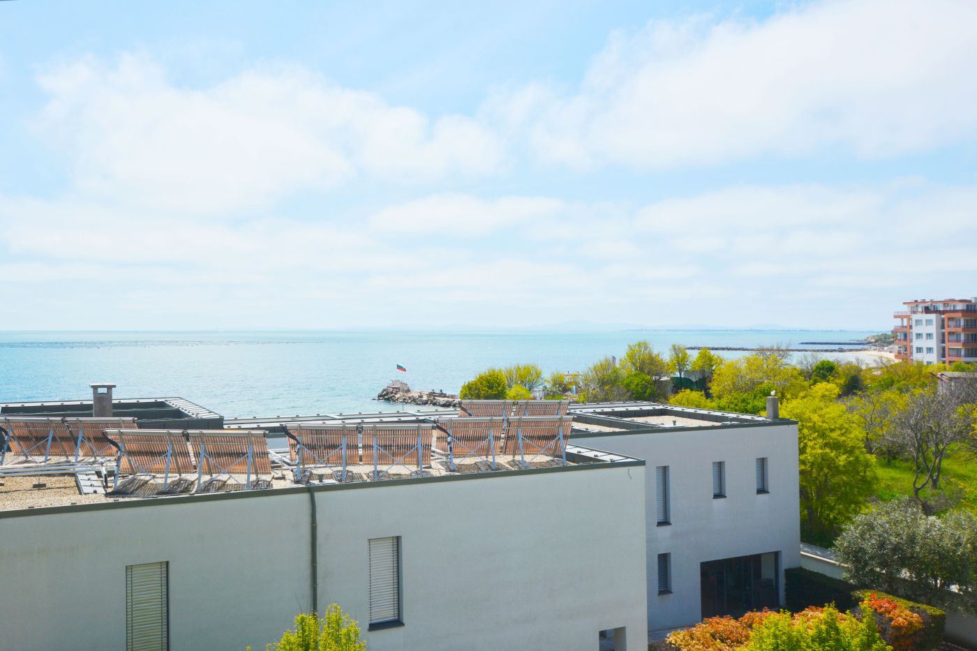 Luxuriöse Drei-Zimmer-Wohnung mit Meerblick in erster Reihe in Ravda – 114 m², zwei Terrassen und maximaler Komfort