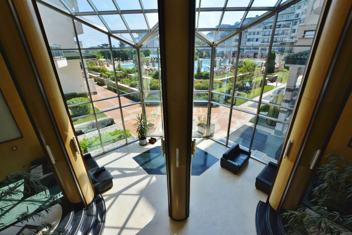 Hoher Standard und vielfältige Annehmlichkeiten – Hervorragende Zwei-Zimmer-Wohnung in einem Luxuskomplex direkt am Meer in Ravda