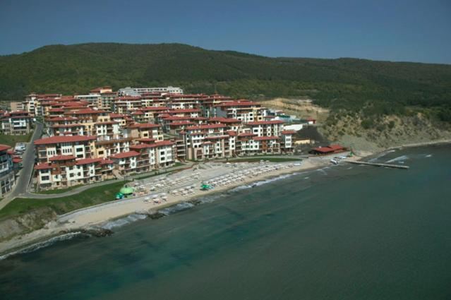 Elegante 2-Zimmer-Wohnung in erster Meereslinie in Sveti Vlas mit direktem Zugang zu Garten und Pool