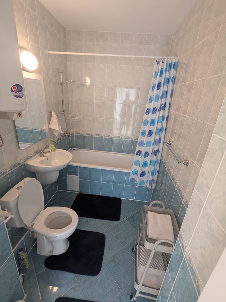 Geräumige Drei-Zimmer-Wohnung mit frontalem Meerpanorama in einer Anlage in Ravda