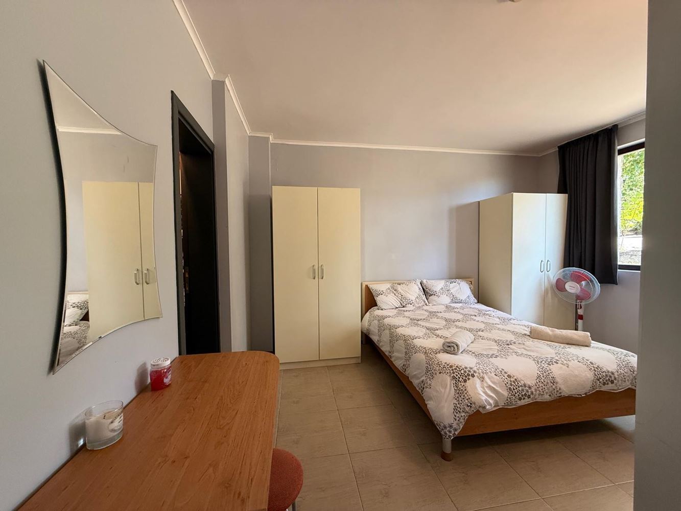 Geräumige 3-Zimmer-Wohnung mit zwei Schlafzimmern und schönem Ausblick in einer ruhigen Anlage nahe Sonnenstrand