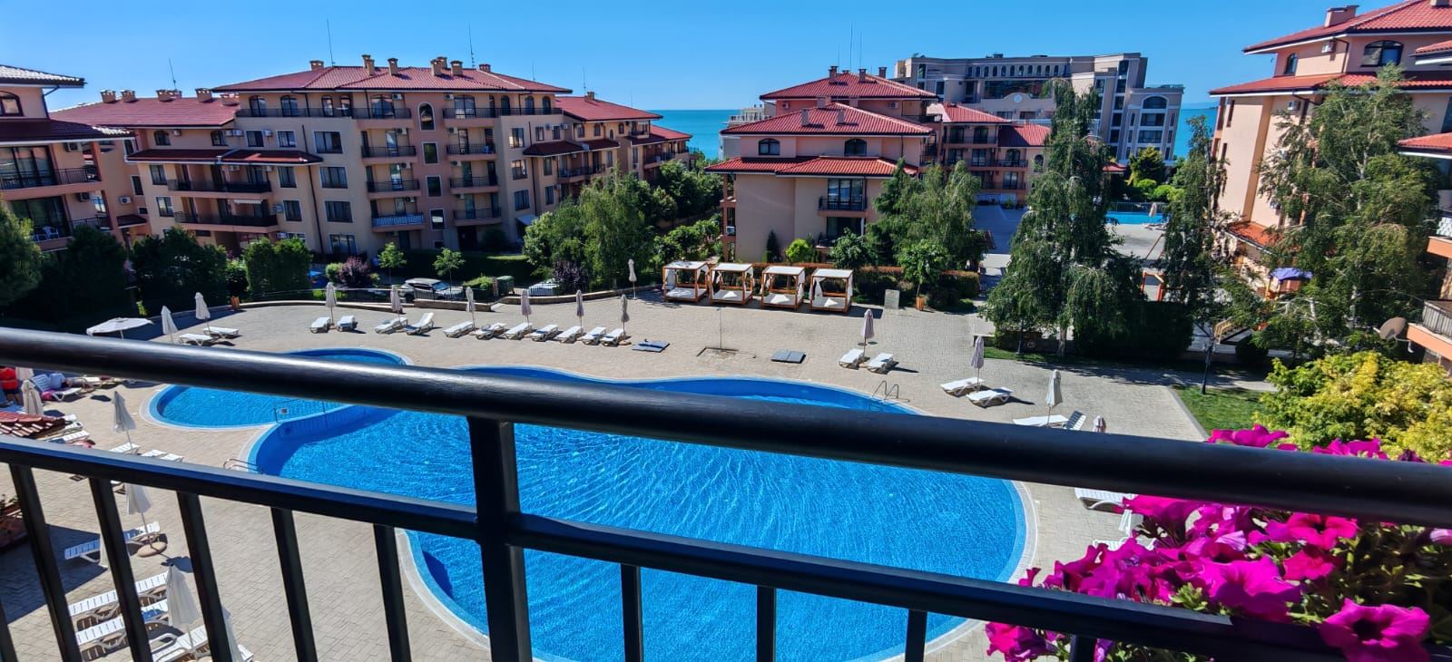 Drei-Zimmer-Wohnung mit Blick auf die Pools und teilweisem Meerblick, 200 Meter vom Strand entfernt in Sveti Vlas