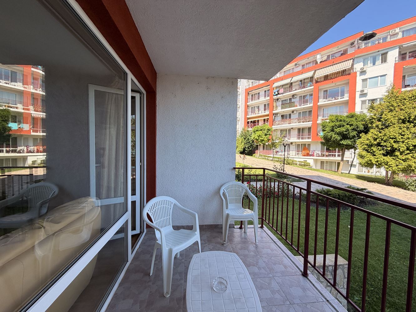 Absolute erste Meereslinie in Sveti Vlas! Geräumige Zweizimmerwohnung mit wunderschönem Meerblick