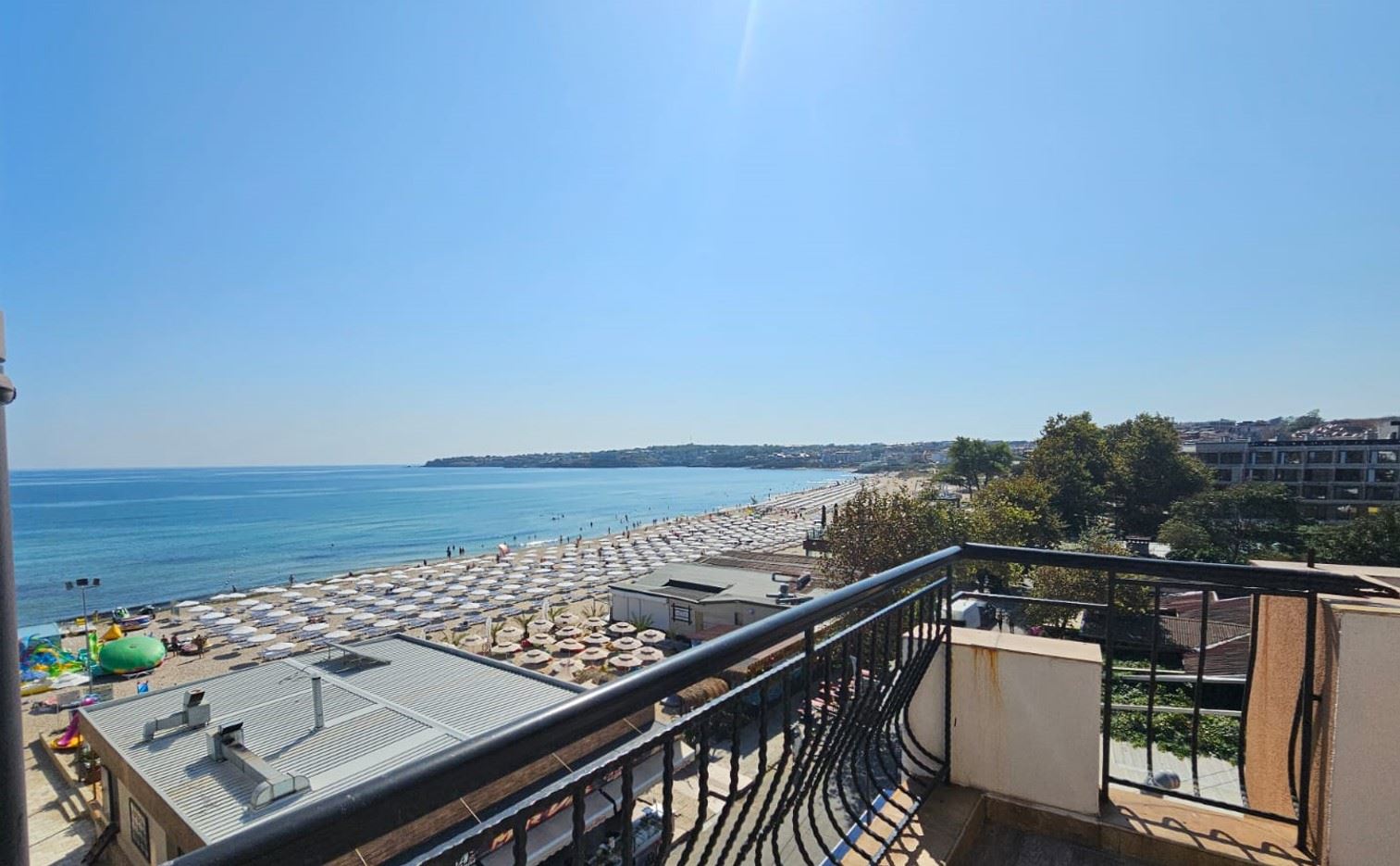 Geräumige Drei-Zimmer-Wohnung in erster Meereslinie in Sozopol mit einzigartiger Panoramaterrasse