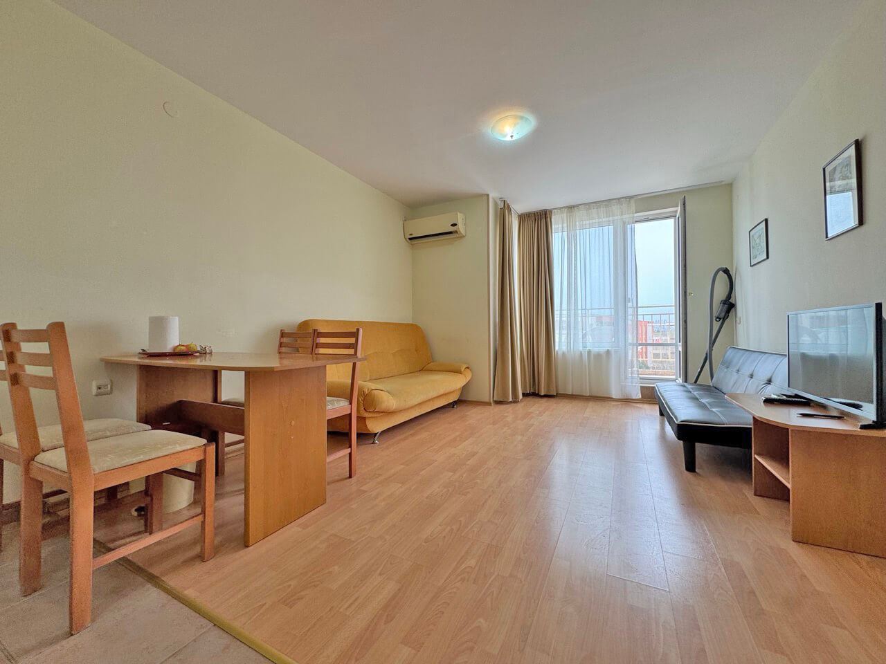 Geräumige Ein-Zimmer-Wohnung mit Poolblick in Sonnenstrand