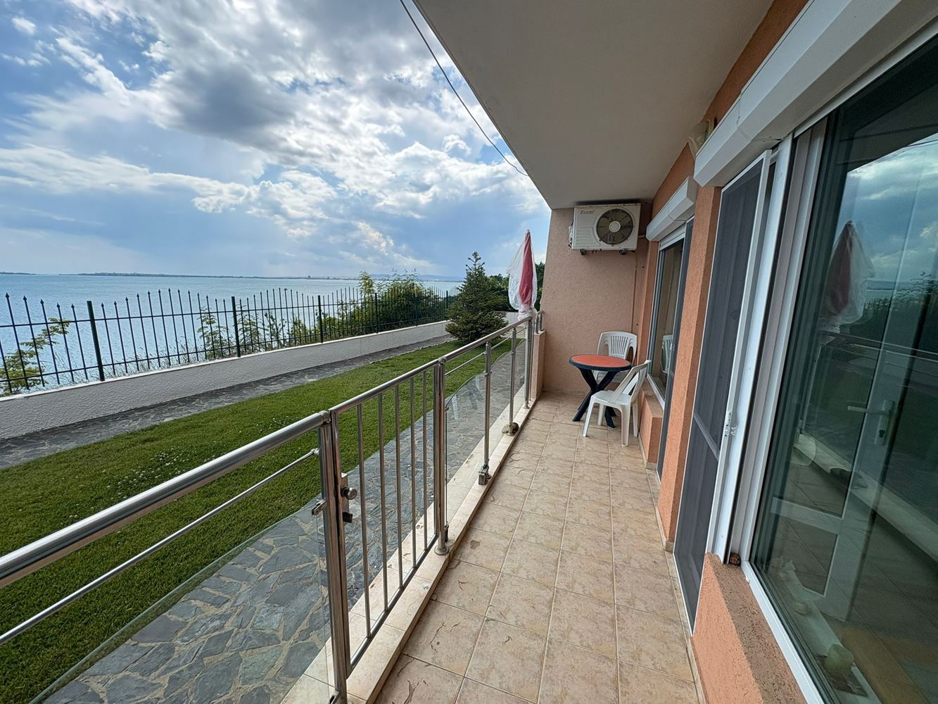 2-Zimmer-Wohnung mit direktem Meerblick in Sveti Vlas – Komfort, Ruhe und Resort-Lebensstil