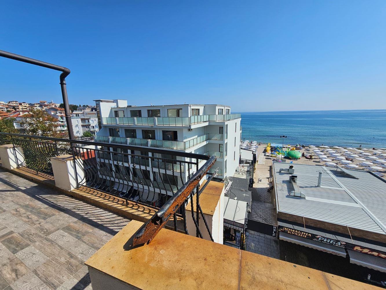 Geräumige Drei-Zimmer-Wohnung in erster Meereslinie in Sozopol mit einzigartiger Panoramaterrasse