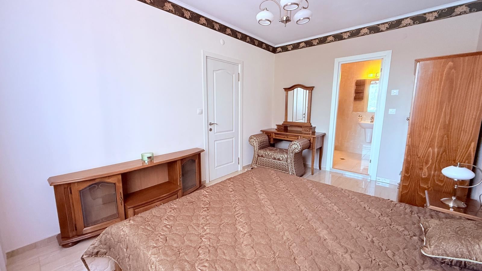 Luxuriöse 2-Zimmer-Wohnung in einer Anlage in Nessebar – 200 m vom Strand, Pool- und Gartenblick