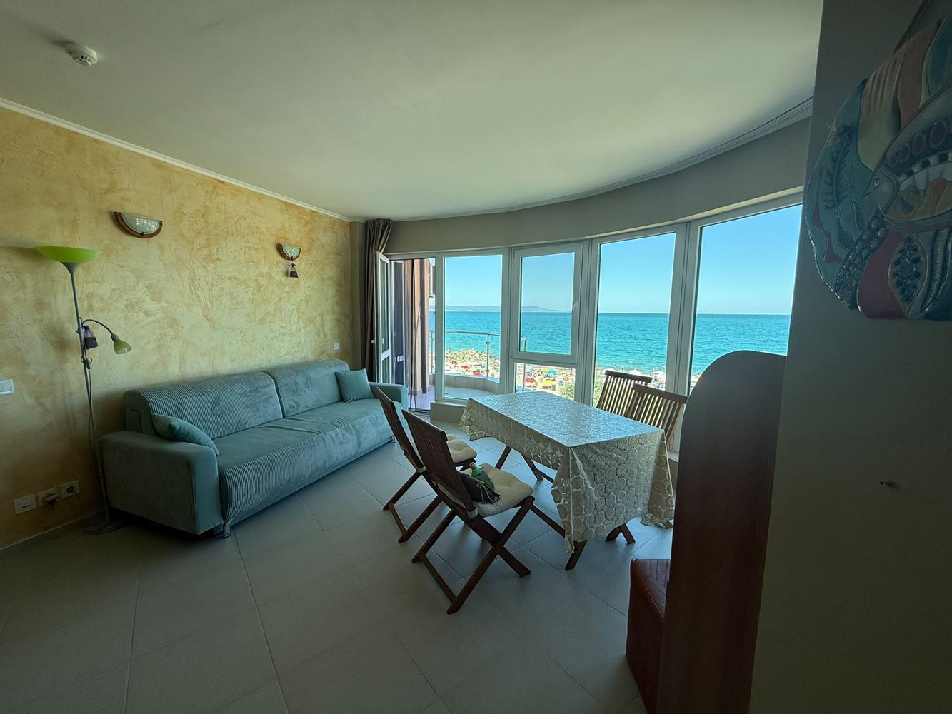 Direkter Meerblick – großzügige 2-Zimmer-Wohnung in erster Meereslinie in Pomorie