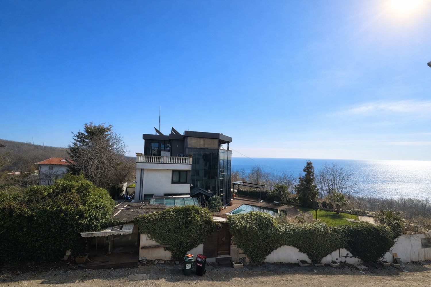 3-Zimmer-Wohnung mit Meerblick und Privatstrand in einer prestigeträchtigen Anlage in Tschernomorez