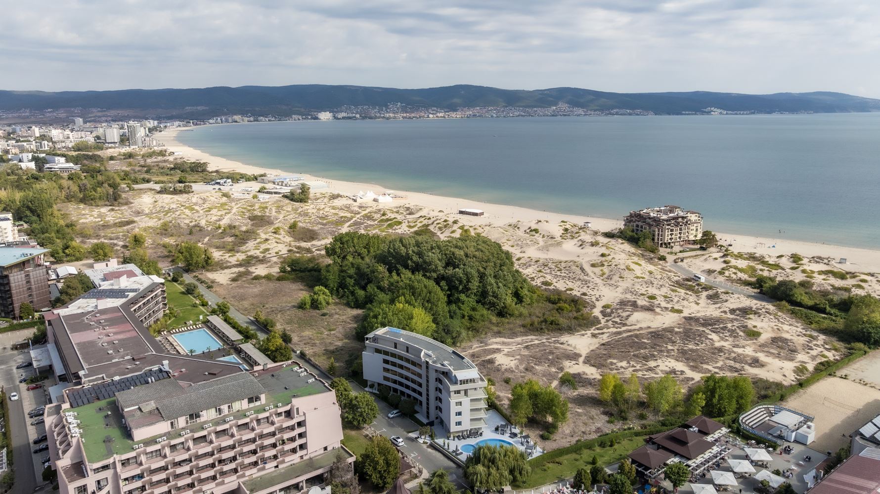Erste Meereslinie in Sonnenstrand – geräumige 2-Zimmer-Wohnung mit Blick auf das Meer, die Berge und die Stadt