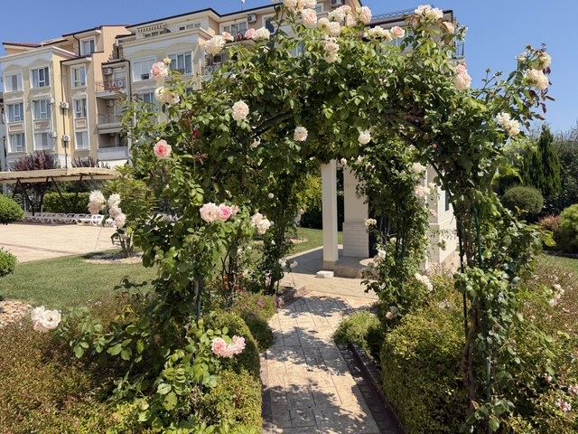 Gemütliche Zweizimmerwohnung mit riesiger Terrasse in Ravda – Ihr persönlicher Freiraum am Meer