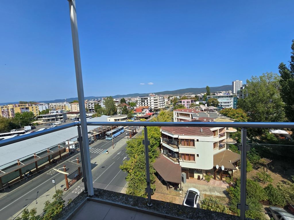 Großzügige Drei Zimmer Wohnung mit hervorragender Lage und Nähe zum Meer