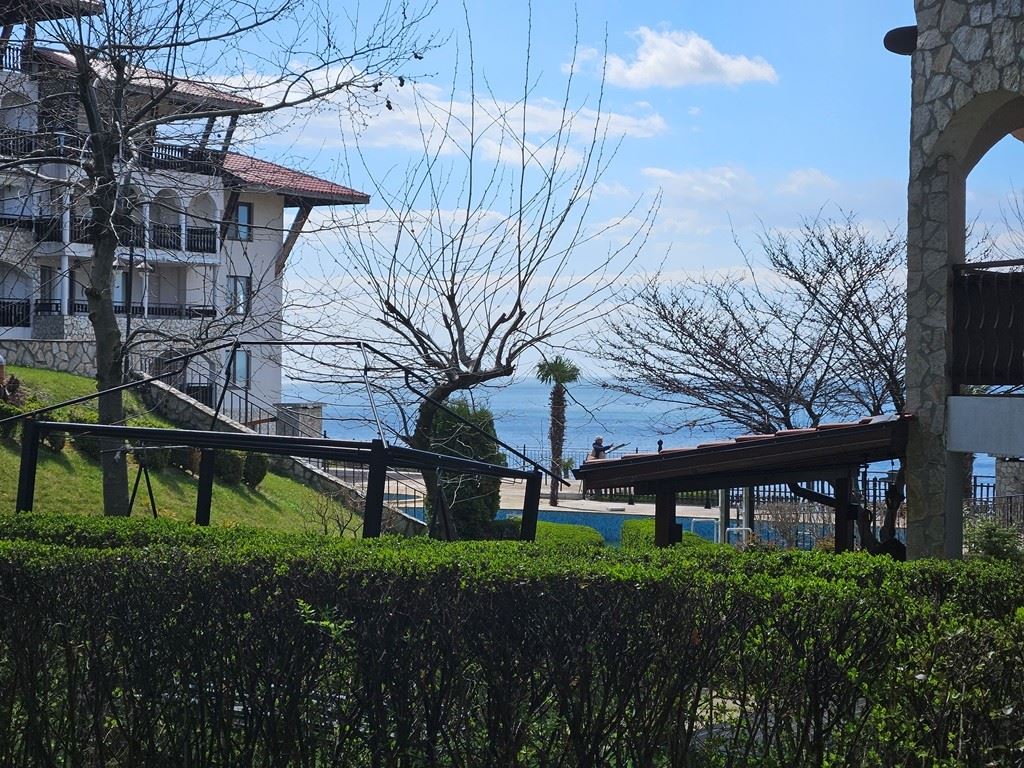 Luxus in erster Meereslinie – stilvolle Wohnung mit Veranda, privatem Garten und Meerblick in Sveti Vlas