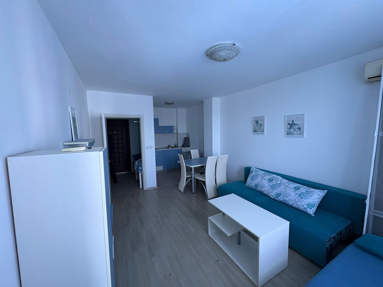 Geräumige Zwei-Zimmer-Wohnung an der ersten Meereslinie in Pomorie
