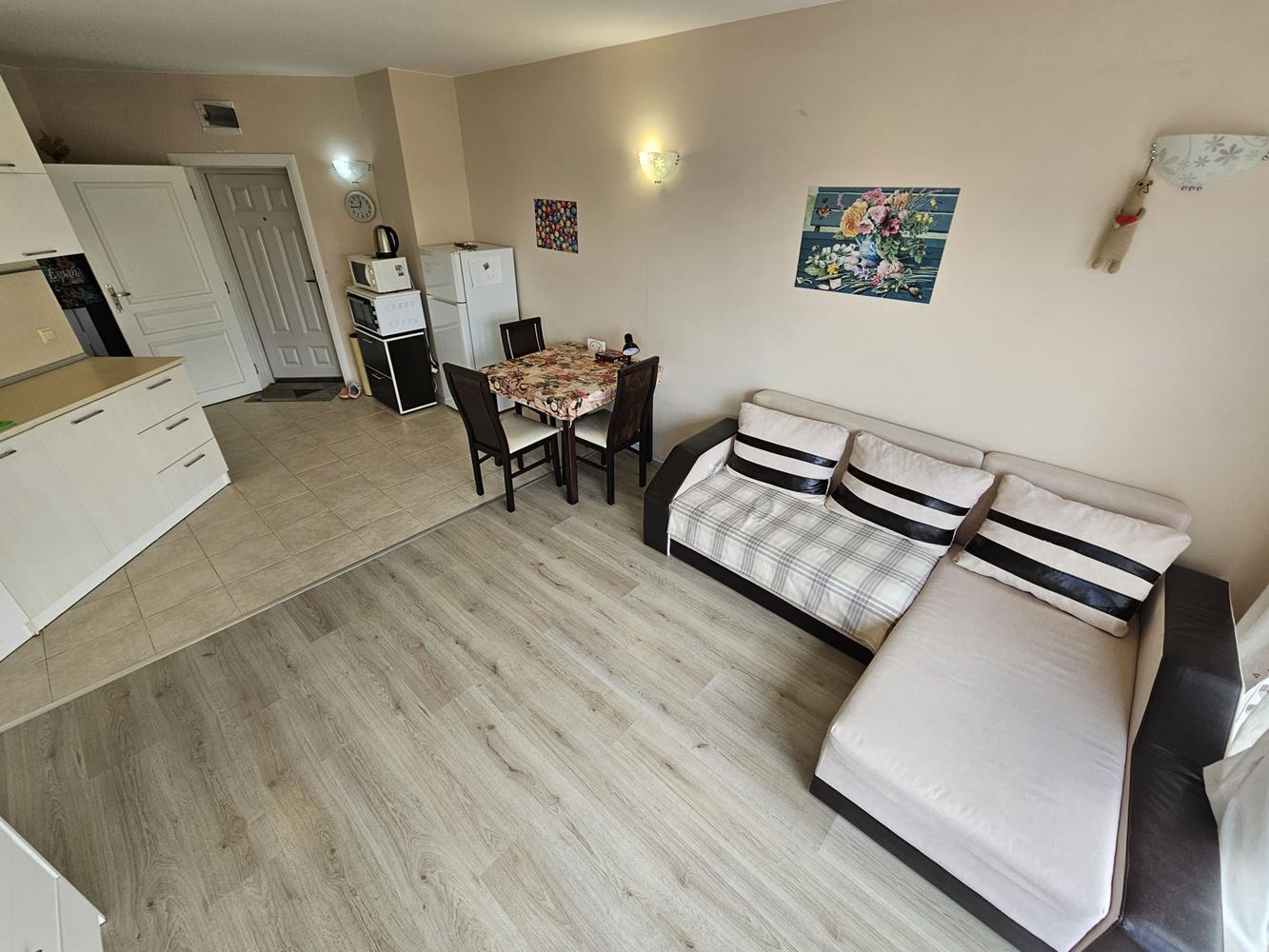 Zweizimmerwohnung inmitten von viel Grün in einer Anlage mit Swimmingpool und Kinderspielplatz