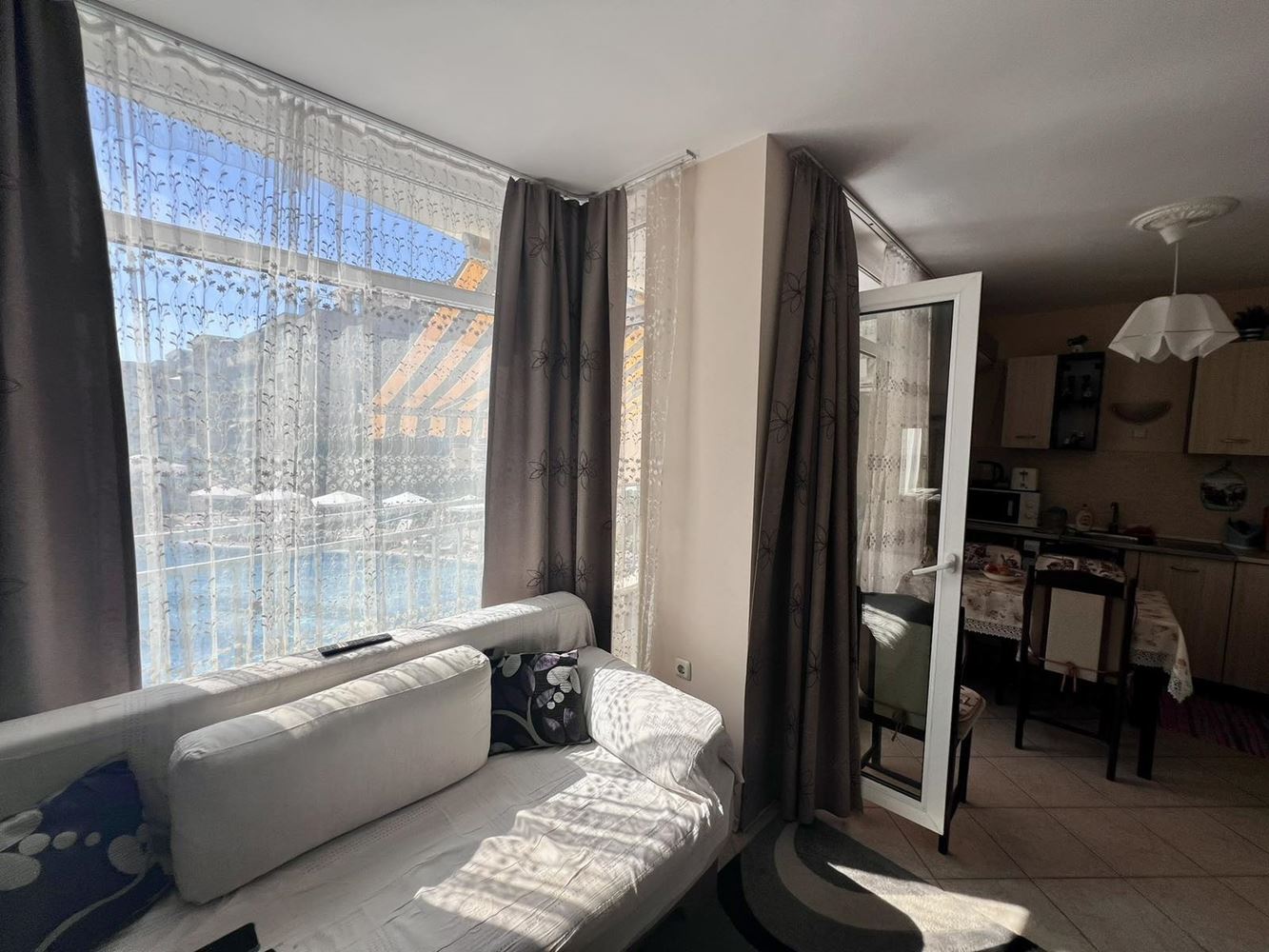 Geräumige Drei-Zimmer-Wohnung mit zwei Schlafzimmern und Blick auf den Pool in Sonnenstrand