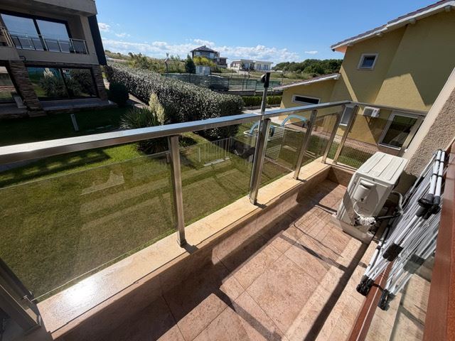 Geräumiges Appartment mit zwei Schlafzimmern in erster Meereslinie mit frontalem Panoramablick auf das Meer