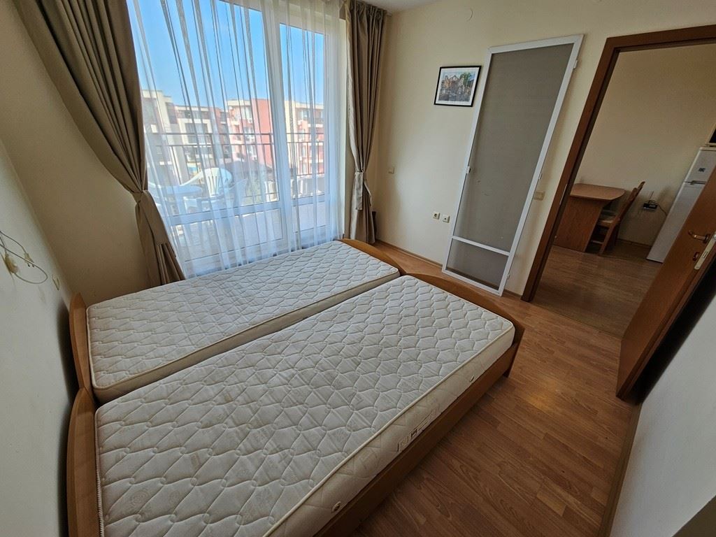 Vollständig eingerichtetes Ein-Zimmer-Apartment im obersten Stock in Sunny Beach – Poolblick und luxuriöse Atmosphäre