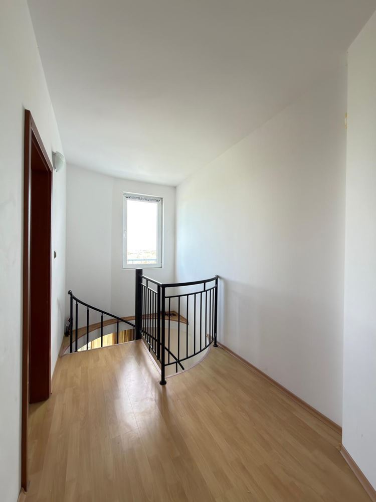 Geräumige Vierzimmer-Maisonettewohnung mit Panoramablick – Komfort und Stil im Herzen der Ruhe